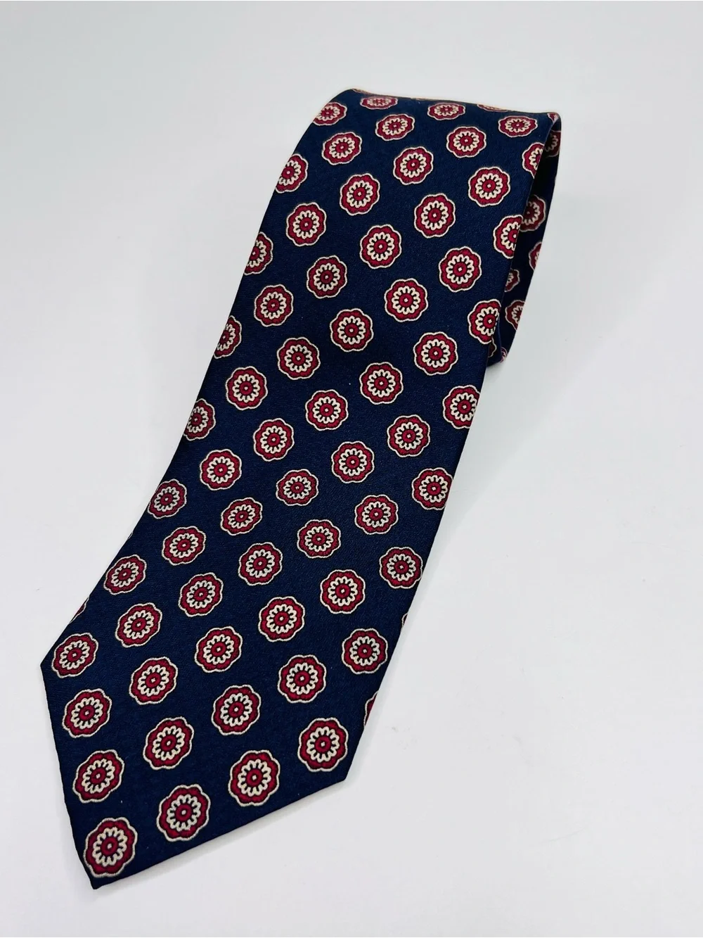 Cable Car Clothiers Navy Blue /Red & White Medallion 100% Silk Men’s Neck Tie